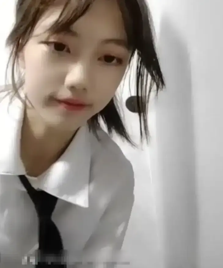 《贺子涵》直播意外完整记录-妈妈突袭引发贺子涵全程高能反转-完整版贺子涵云端极速共享-纯净视听沉浸体验